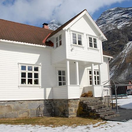 Comfortable House In Quiet Area Luster Bagian luar foto