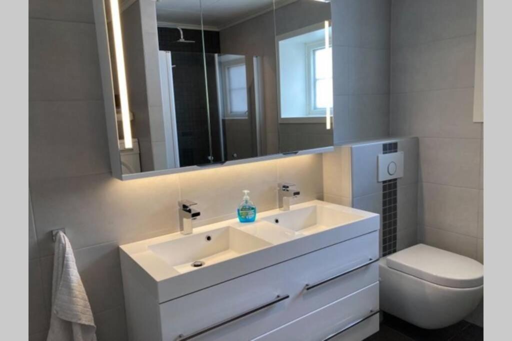 Comfortable House In Quiet Area Luster Bagian luar foto