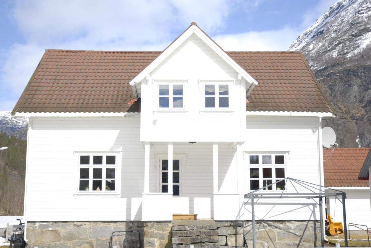 Comfortable House In Quiet Area Luster Bagian luar foto