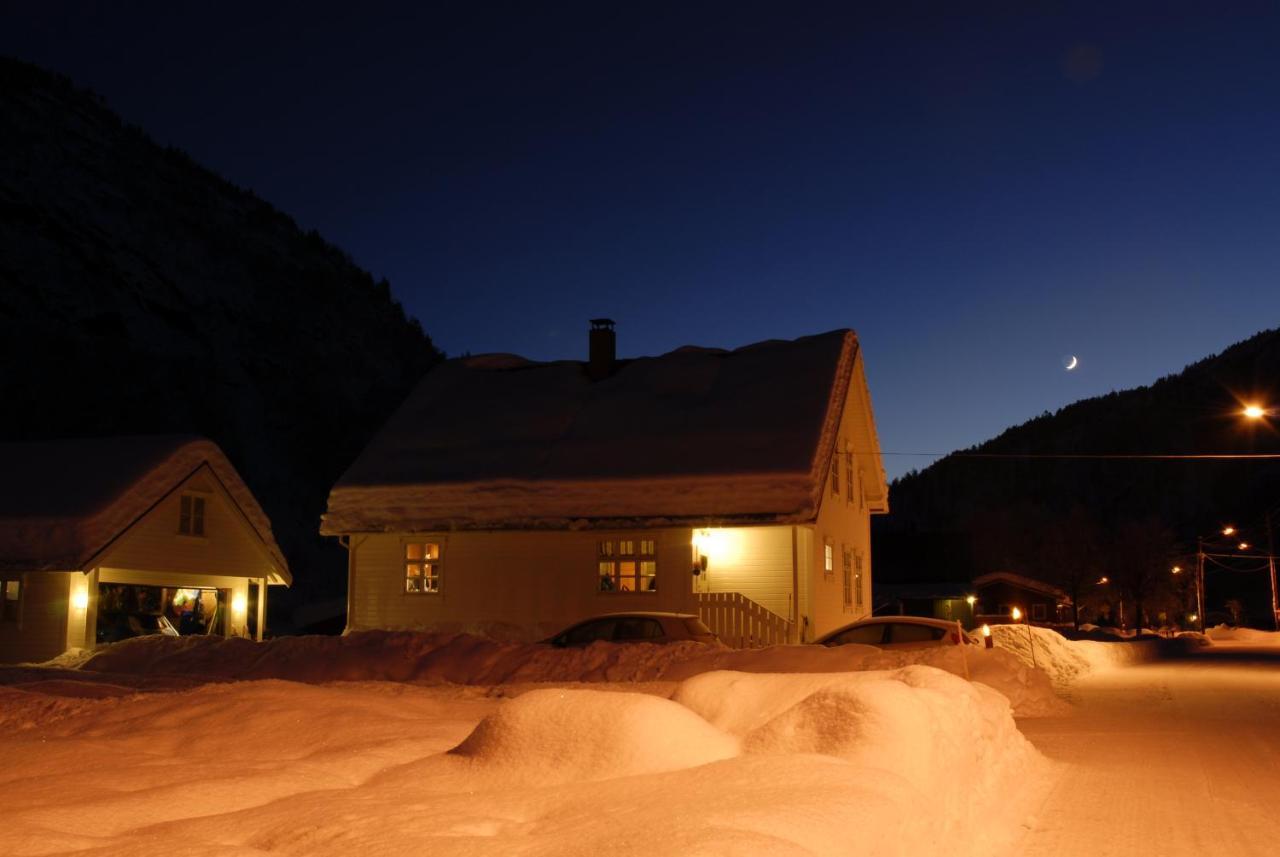 Comfortable House In Quiet Area Luster Bagian luar foto